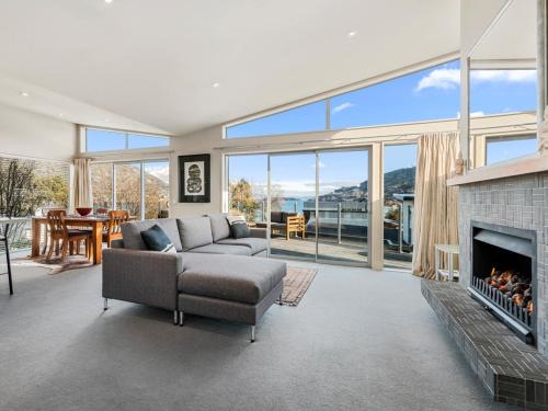 Frankton Casa | Lake Views on Yewlett - Queenstown Holiday Home