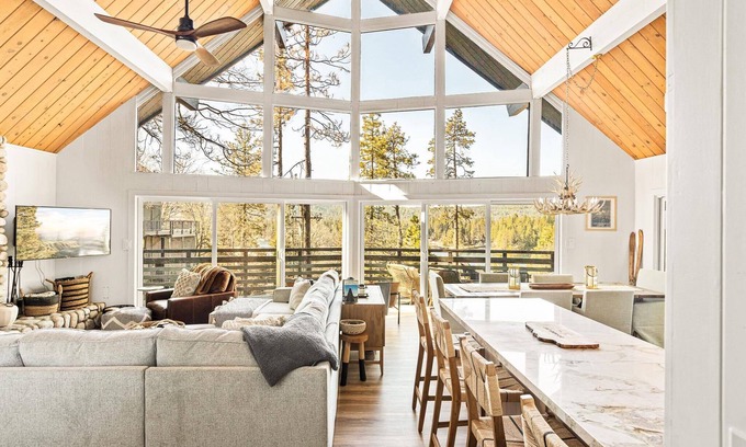 Lake Arrowhead Cabina | Lake Views Remodeled Game Room Fire Pit Studio