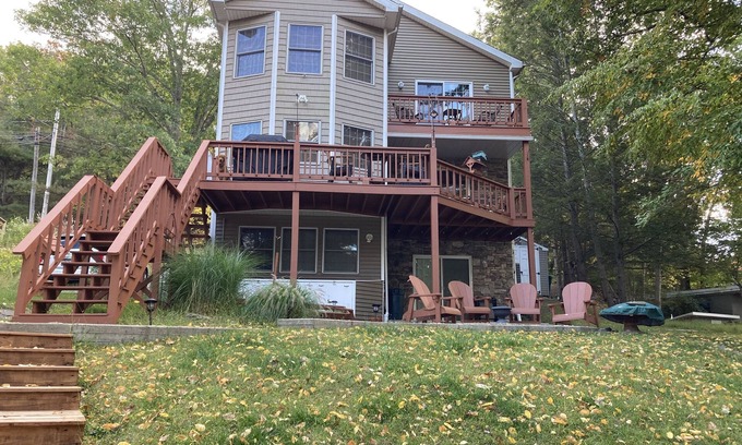 Greentown Casa | Lake Wallenpaupack Lakefront - Sleeps 8