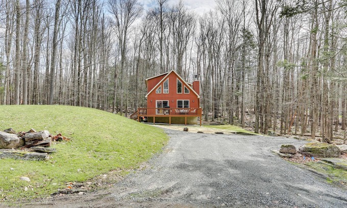 Greentown Casa | Lake Wallenpaupack Fall Getaway w/ Deck!