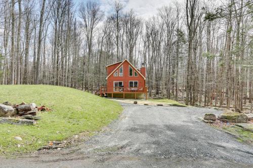 Greentown Casa | Lake Wallenpaupack Summer Getaway with Pool Access!