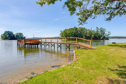 Camden Casa | Lake Wateree Retreat Dock and Screened Porch!