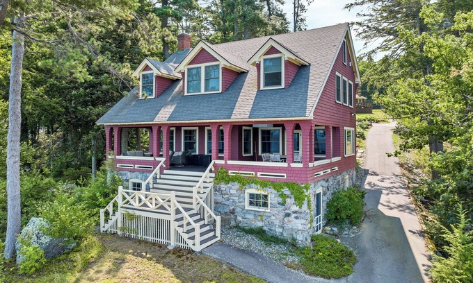 West Alton Casa | Lake Winnipesauke sleeps 9 with stunning sunset views