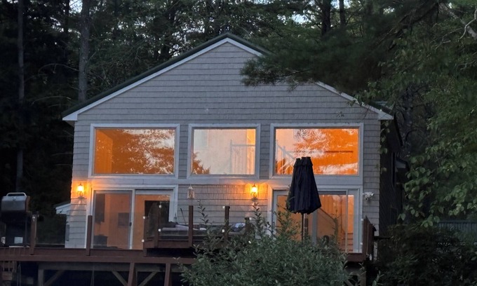 Laconia Casa | Lake Winnipesaukee area private hot tub