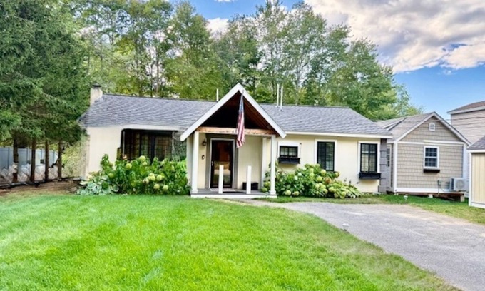 Lochmere Casa | Lake Winnisquam Waterfront-Renovated 2 BR Cozy Lake house
