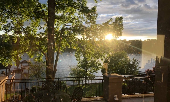 Dixie - Berryhill Casa | Lakefront Main Channel Estate