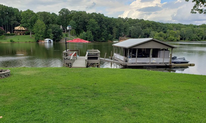 Dixie - Berryhill Apartamento | Lake Wylie waterfront apartment with dock.
