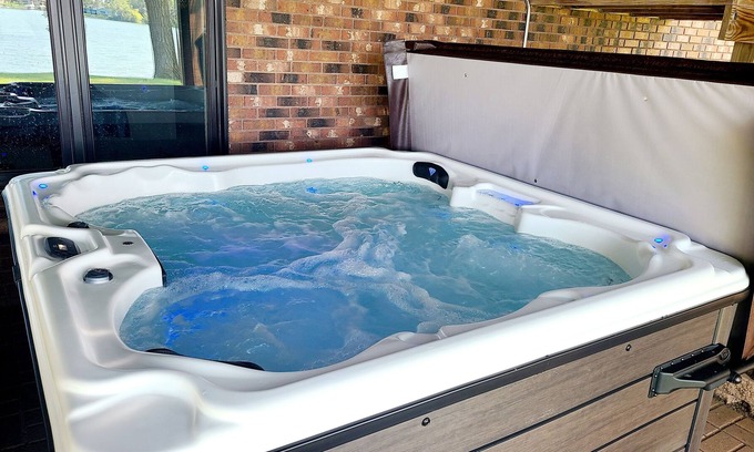The Lakes Casa | Lakefront: 2-7p, Hot Tub+ Fireplace + Kayaks + Pool Table + Ice Fishing