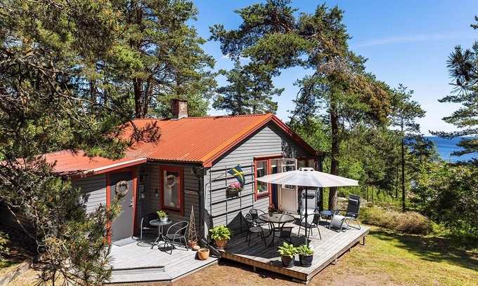 Saffle Municipality Cabaña | Lakefront 2-bedroom remote cottage (Lake Vänern)
