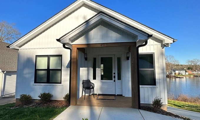 Southmont Casa | Lakefront 2 BR Cottage sleeps 6 with private dock, kayaks, and heated patio