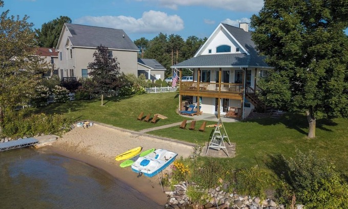 Lake Cabaña | Lakefront | 2 Saunas, Firepit, Kayaks, Dock & Boat