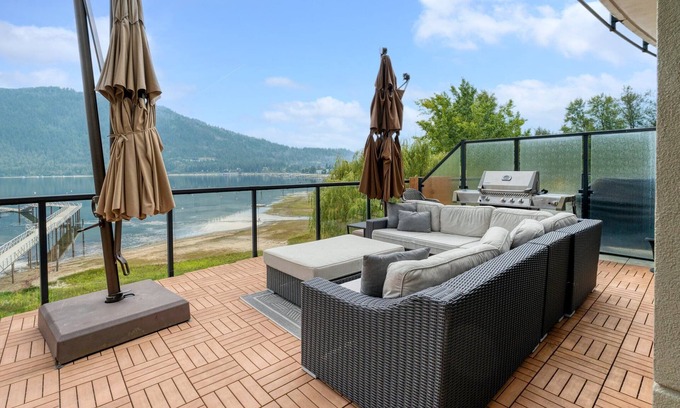 Sicamous Condominio | Lakefront 3 bedroom condo with large balcony, pool, gym and boat slip