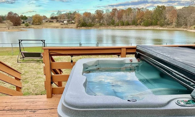 Old Hickory Casa | Lakefront 3BR Cozy House with BBQ & Hot Tub