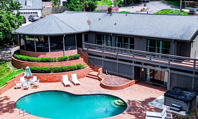 Dixie - Berryhill Apartamento | Lakefront 4BR in Charlotte w/ Pool, Hot Tub & BBQ