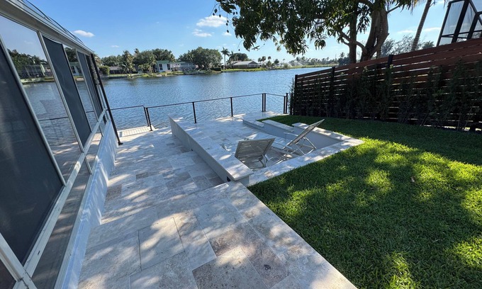 Miami Lakes Casa | Lakefront 5-bedroom, 4 bathroom home in tranquil Miami Lakes with Fitness room.