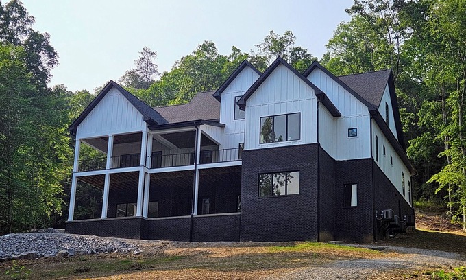 Tazewell Cabaña | LakeFront 7 bedroom Cottage. Private Cove, no Steps to Water, golf cart!