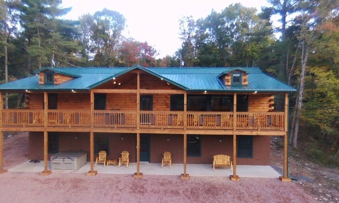 White Haven Casa | REGISTRO CABINA 7BR 4BA LAKEFRONT 100 "SALA DE TEATRO TINA CALIENTE PISCINA DE PISCINA FIRE PIT POKER
