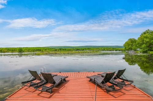 Lake Ariel Casa | Lakefront A-frame Hot Tub, Dock, Kayaks, Games