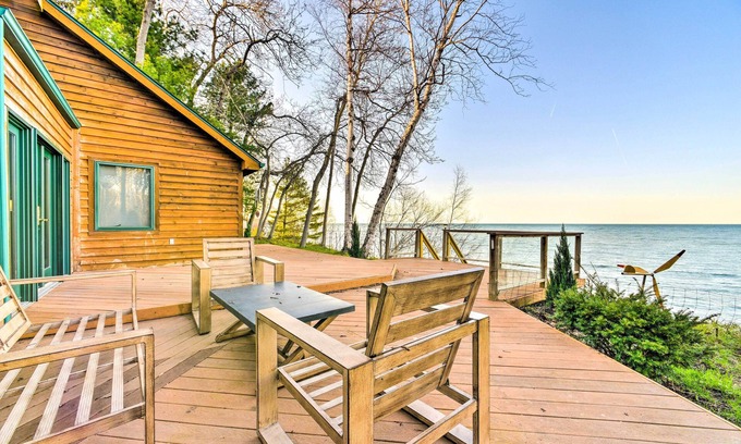 Applegate Casa | Lakefront Applegate Retreat w/ Private Beach!