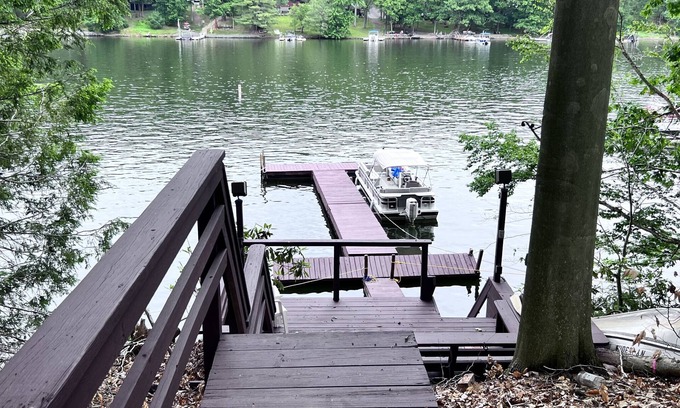 Greentown Casa | Lakefront at Lake Wallenpaupack with Private Dock 3bdr 2bath Hot Tub