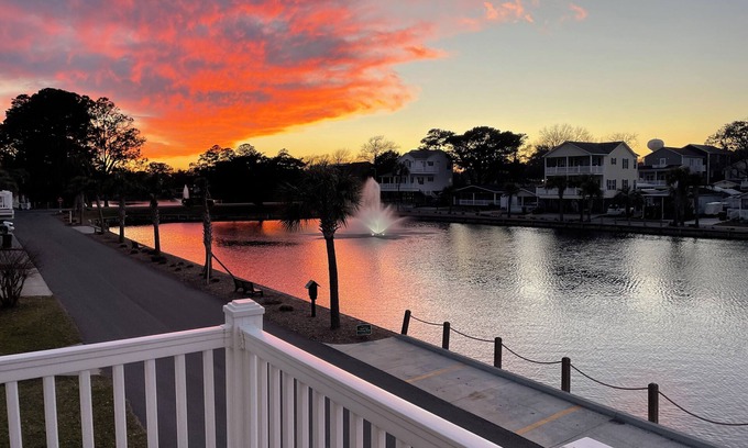Myrtle Beach Casa | 5 BR Lakefront Beach House en Ocean Lakes: ¡GRATIS carrito de golf, bicicletas y parque acuático!