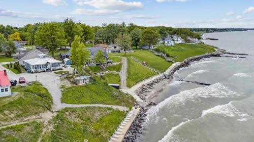 Ashtabula Casa | Lakefront Beach House - Sauna & Steam Pod Retreat