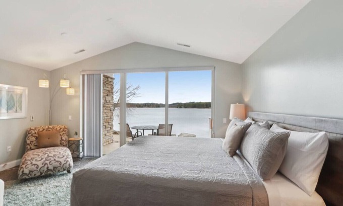 Lake Delton Condominio | Lakefront Beach Delight at Delton Grand