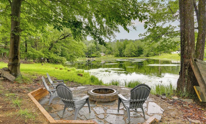 White Lake Cabina | Lakefront Bethel Cabin w/ Deck, Grill & Views!