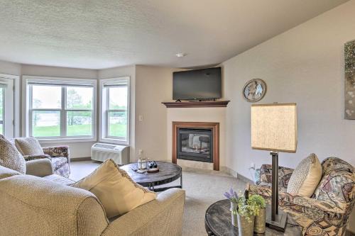 Birchwood Apartamento | Lakefront Birchwood Condo with Pool and Hot Tub!