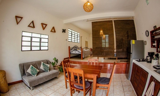 Bacalar Casa | BUNGALOW A LA ORILLA DE LA LAGUNA, CON A/C, COCINA & BAÑO. PARA HASTA 5PAX.