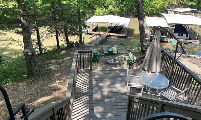 Camdenton Casa | Lakefront Cabin House near Camdenton at Lake of the Ozarks