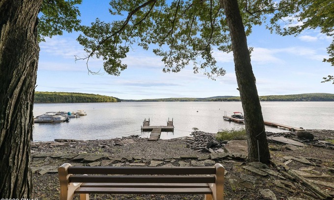 Sunny Point Cabina | Lakefront Cabin on Lake Wallenpaupack!