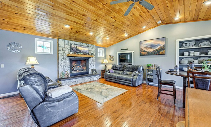 Robbinsville Casa | Lakefront Cabin Retreat w/ Dock in Robbinsville!