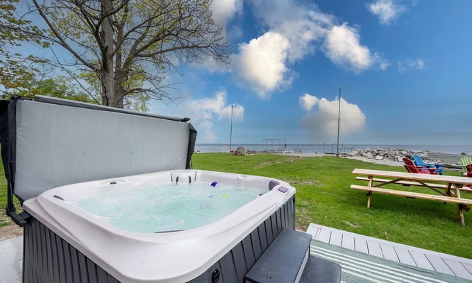 Sturgeon Bay Cabina | Lakefront Cabin w/ Hot Tub! Dog/Family Friendly! Great fishing!