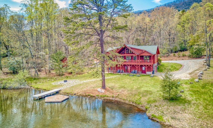 Mills River Cabina | Lakefront cabin with a balcony, firepit, wet bar, washer/dryer, dock, & AC