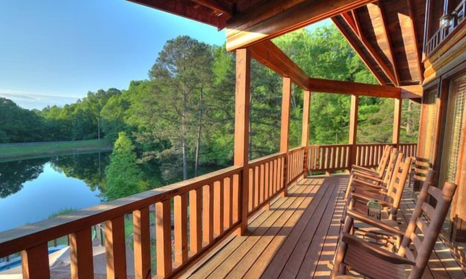 Gatlinburg - Pigeon Forge Cabina | Lakefront Cabin with Outdoor Pool, Close to Pigeon Forge.