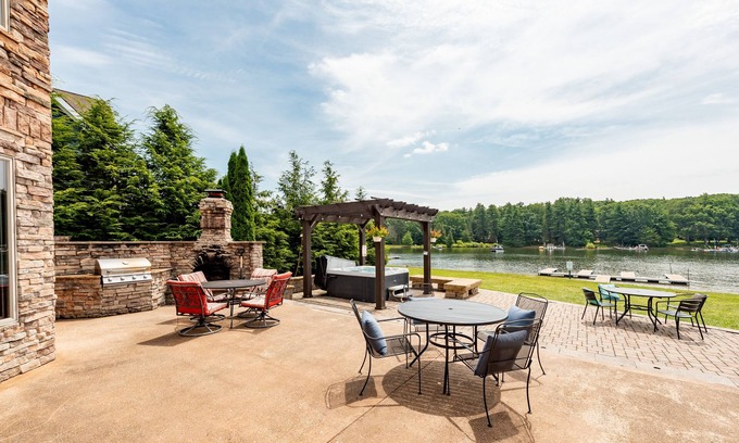 Waterfront Greens Casa | Castle at the Lake - Luxury Lakefront Pet Friendly Home con piscina cubierta