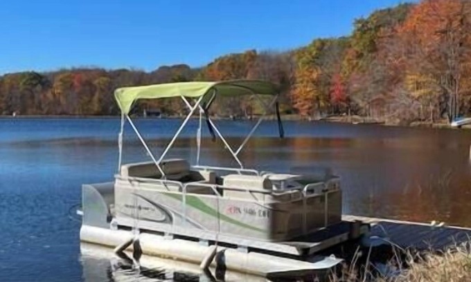 Locust Lake Village Casa | Lakefront Chalet Golf Cart, Pontoon & Kayak in LLV