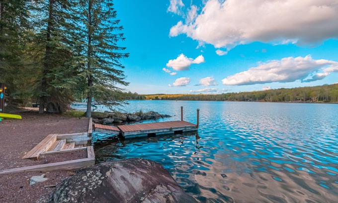 Lake Ariel Chalet De Esquí | ☀️ Lakefront Chalet - Stunning Views, Private Dock and A+ Location! 2024 Updates!