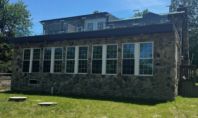 Greentown Casa | Lakefront Chateau Oasis