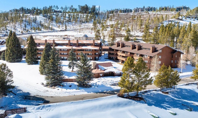 Grand Lake Condominio | Lakefront Condo - Ground Floor - Fireplace + Two Patios - Ideal for Couples or Families