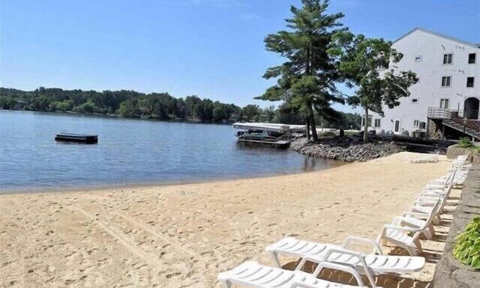 Lake Delton Condominio | ⚓❀ Lakefront Condo ❀ Private Beach - Kayaks - Boat Slip ❀⚓