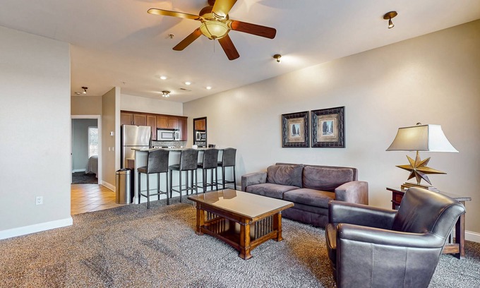Lake Delton Condominio | Lakefront condo at Delton Grand with pools & beach access