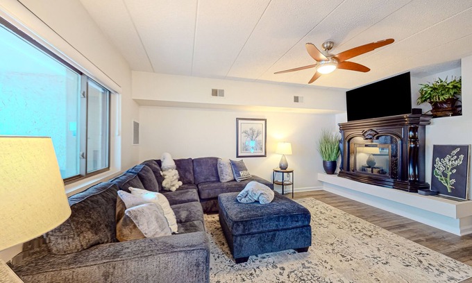 Lake Harmony Condominio | Lakefront condo with balcony, fireplace, washer/dryer, central AC, & fast WiFi