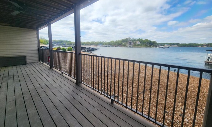 Osage Beach Apartamento | Lakefront condo with a VIEW Osage Beach