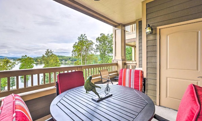 Talladega Apartamento | Lakefront Condo with Community Pool and Boat Dock