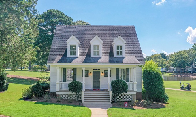 Lake Oconee Cabaña | Lakefront cottage 9th green of Reynolds Lake Oconee Great Waters golf course