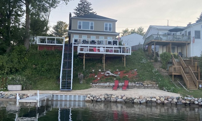 Harrison Cabaña | Lakefront Cottage- big enough for your family, plus more!