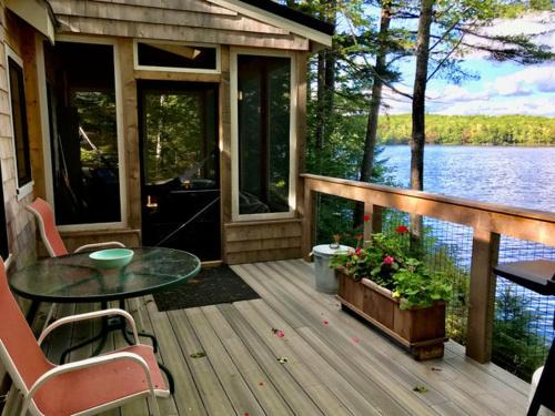 Lincolnville Casa | Lakefront Cottage by Country House Escapes