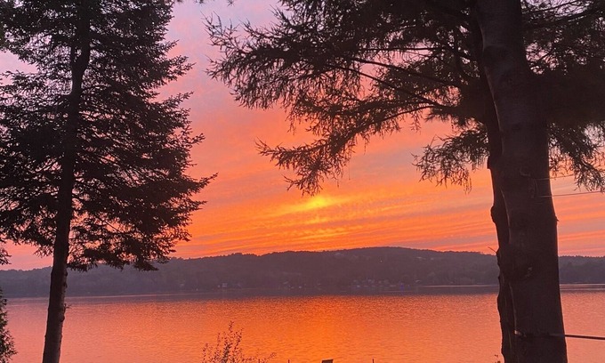 Dunham Chalet De Esquí | Lakefront Cottage close to ski slopes in the Eastern Townships